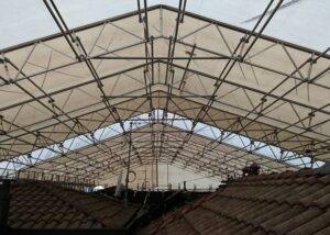 Travi reticolari prefabbricate a doppia falda per copertura provvisoria di tetti